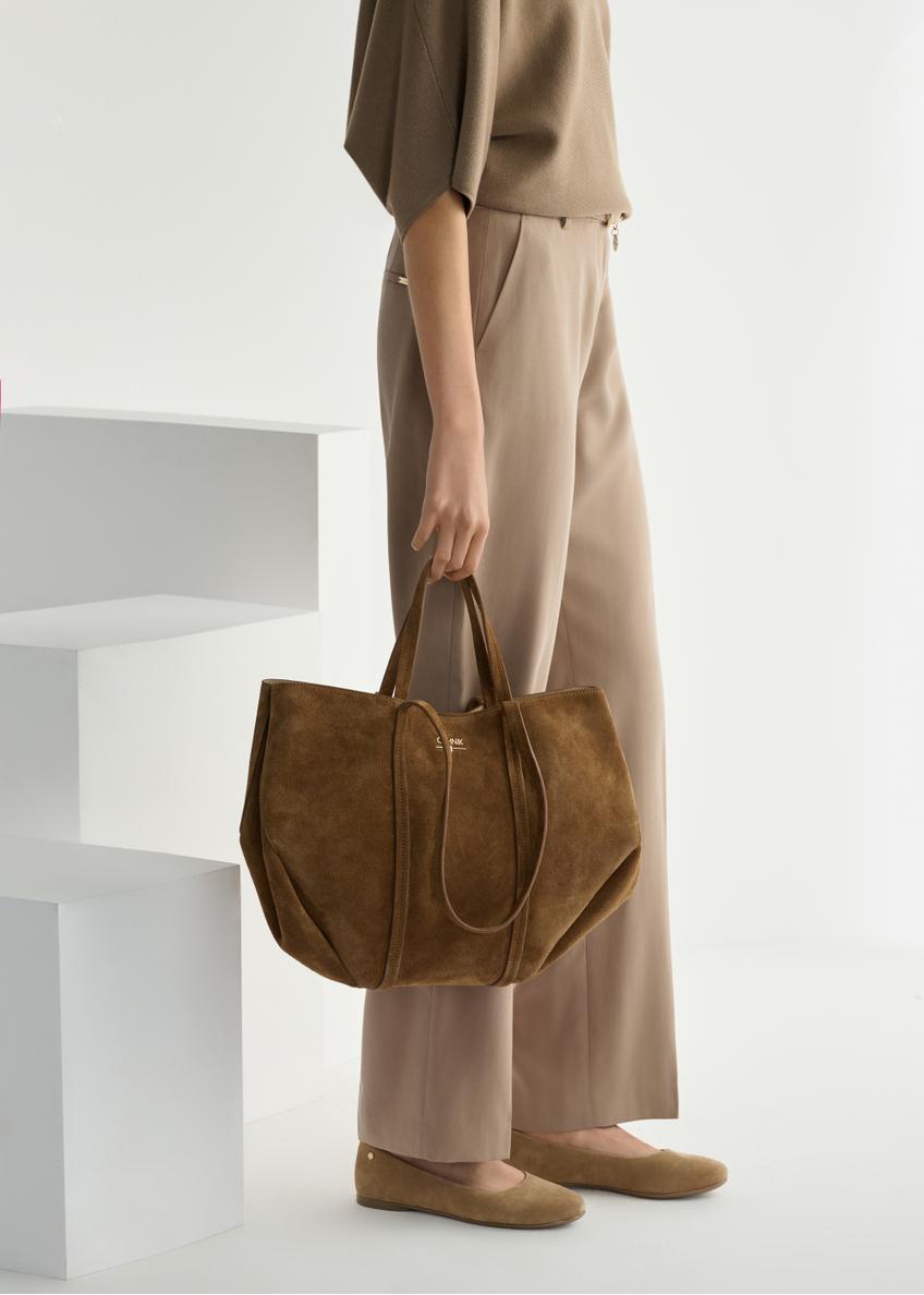 Жіночі замшеві балетки бежевого кольору BUTYD-1247-1B(W26), вигляд виробу збоку на ногах моделі.