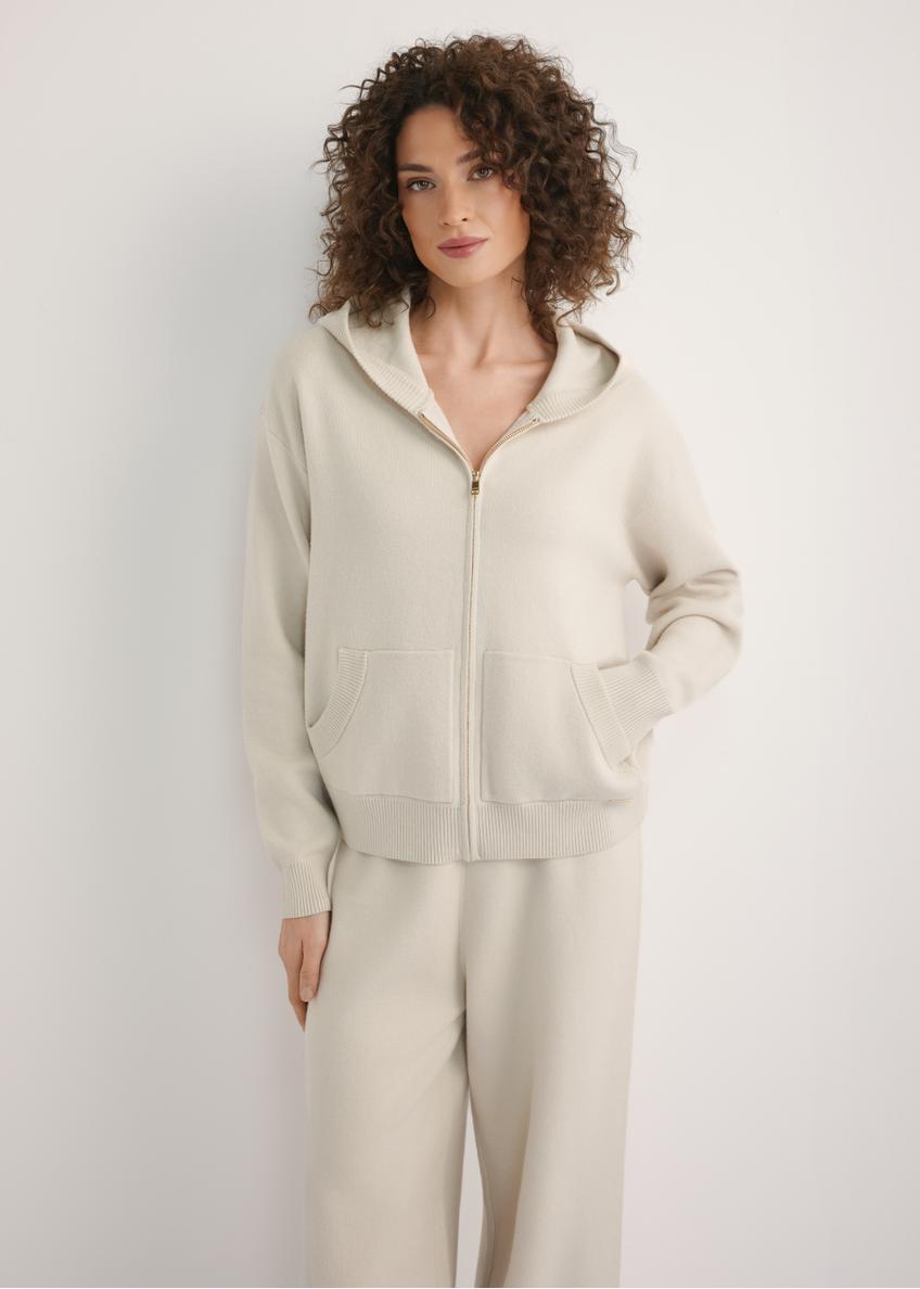 Бежева жіноча толстовка з капюшоном BLZDT-0120-1A(W26), вигляд виробу спереду на моделі. Видно половину силуету.