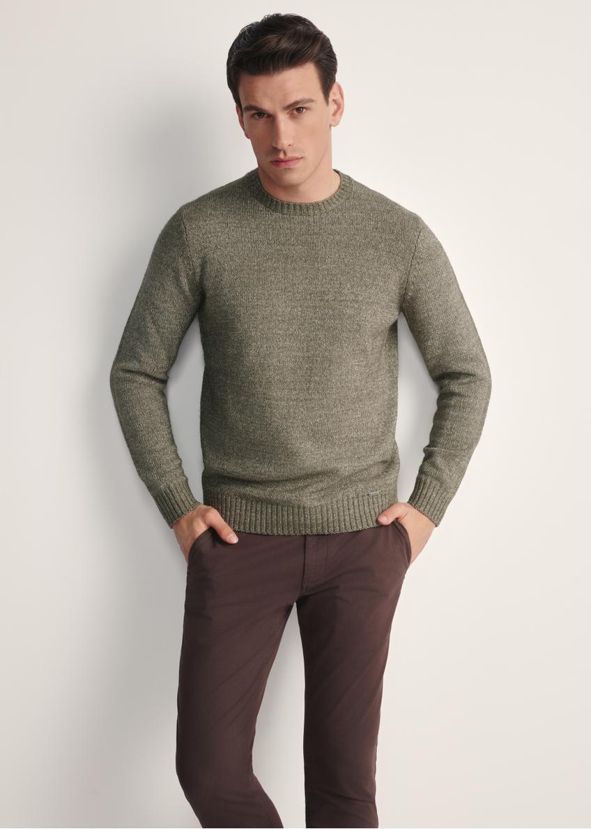 Чоловічий светр кольору хакі SWEMT-0170-55(Z25), вигляд виробу спереду на моделі. Видно половину силуету.