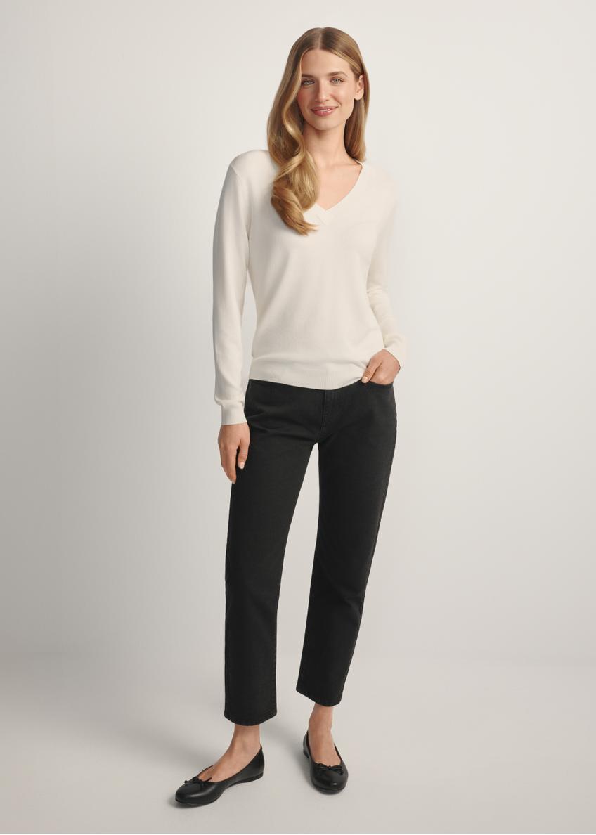 Жіночі чорні джинси JEADT-0011-99(W26), вигляд виробу спереду на моделі. Видно все тіло.