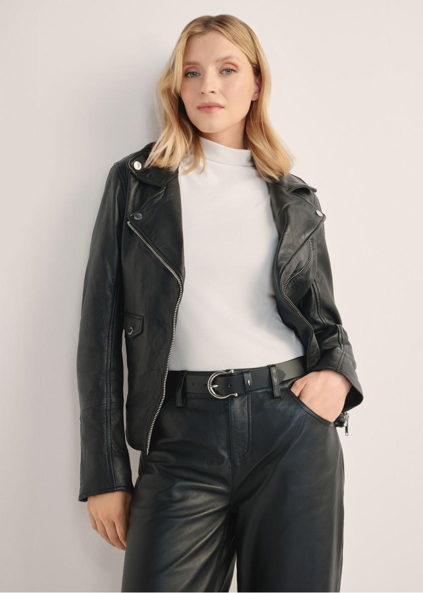 Жіноча чорна шкіряна куртка KURDS-0184-99(KS), вигляд виробу спереду на моделі. Видно половину силуету.