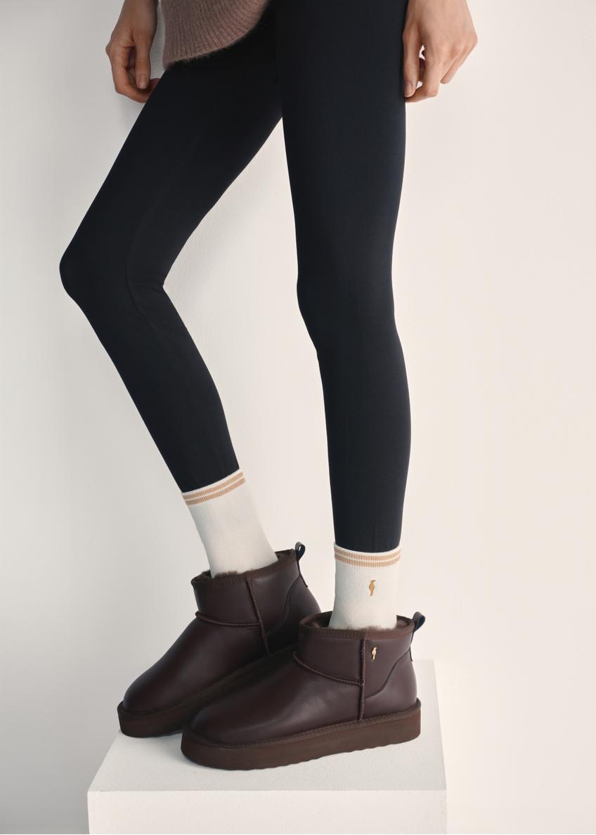 Жіночі коричневі шкіряні снігові чоботи BUTYD-1219-89(Z25), вигляд виробу збоку на ногах моделі.