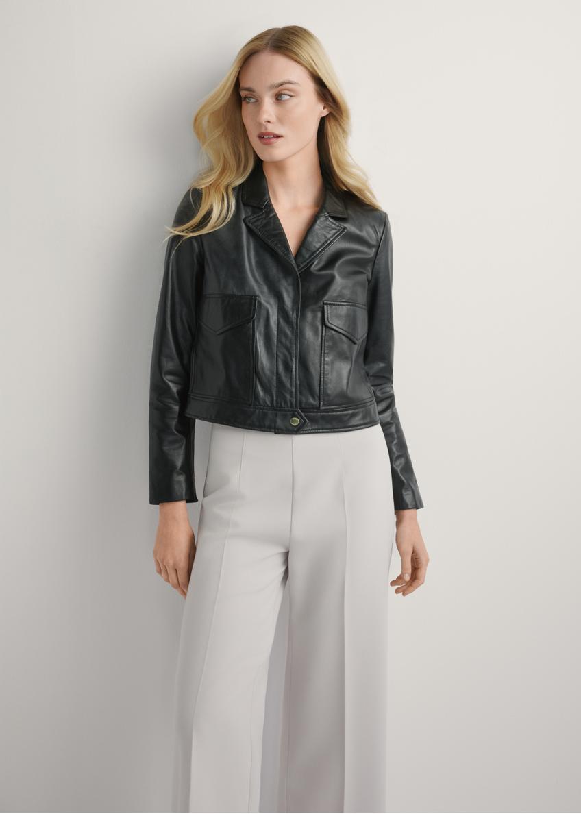 Чорна коротка жіноча шкіряна куртка KURDS-0471-99(W26)