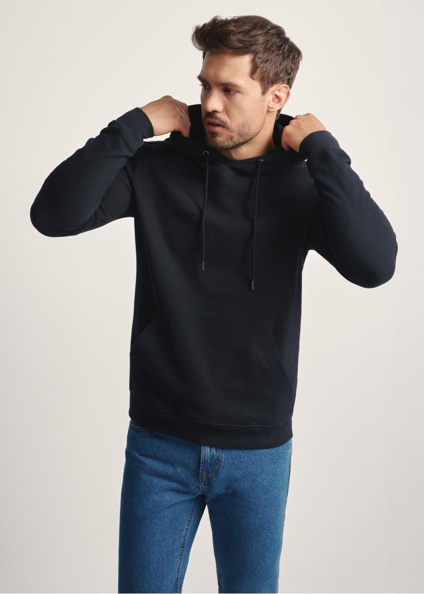 Чоловіча чорна толстовка з капюшоном BLZMT-0073-99(Z25), вигляд виробу спереду на моделі. Видно половину силуету.
