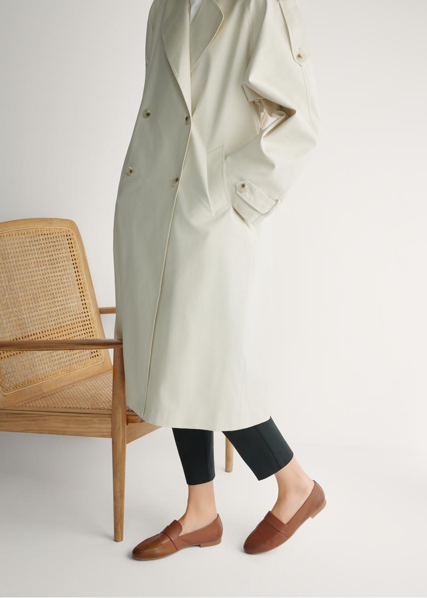 Жіночі шкіряні мокасини коньячного кольору BUTYD-1074A-1F(W26), вигляд виробу збоку на ногах моделі.