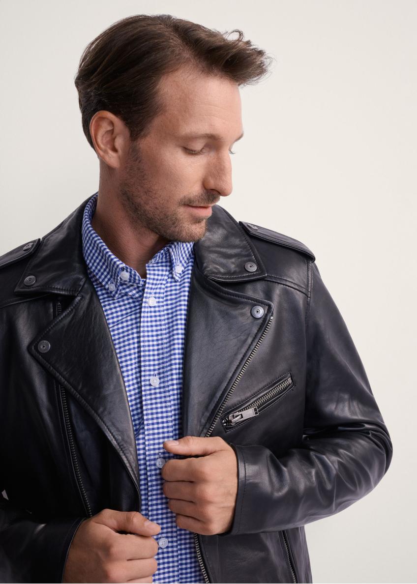 Чоловіча байкерська куртка з натуральної шкіри KURMS-0292-99(KS), вигляд виробу спереду на моделі. Видно половину силуету.