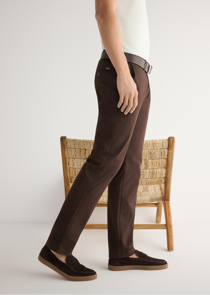 Чоловічі коричневі шкіряні мокасини BUTYM-0498-1I(W26), вигляд виробу збоку на ногах моделі.