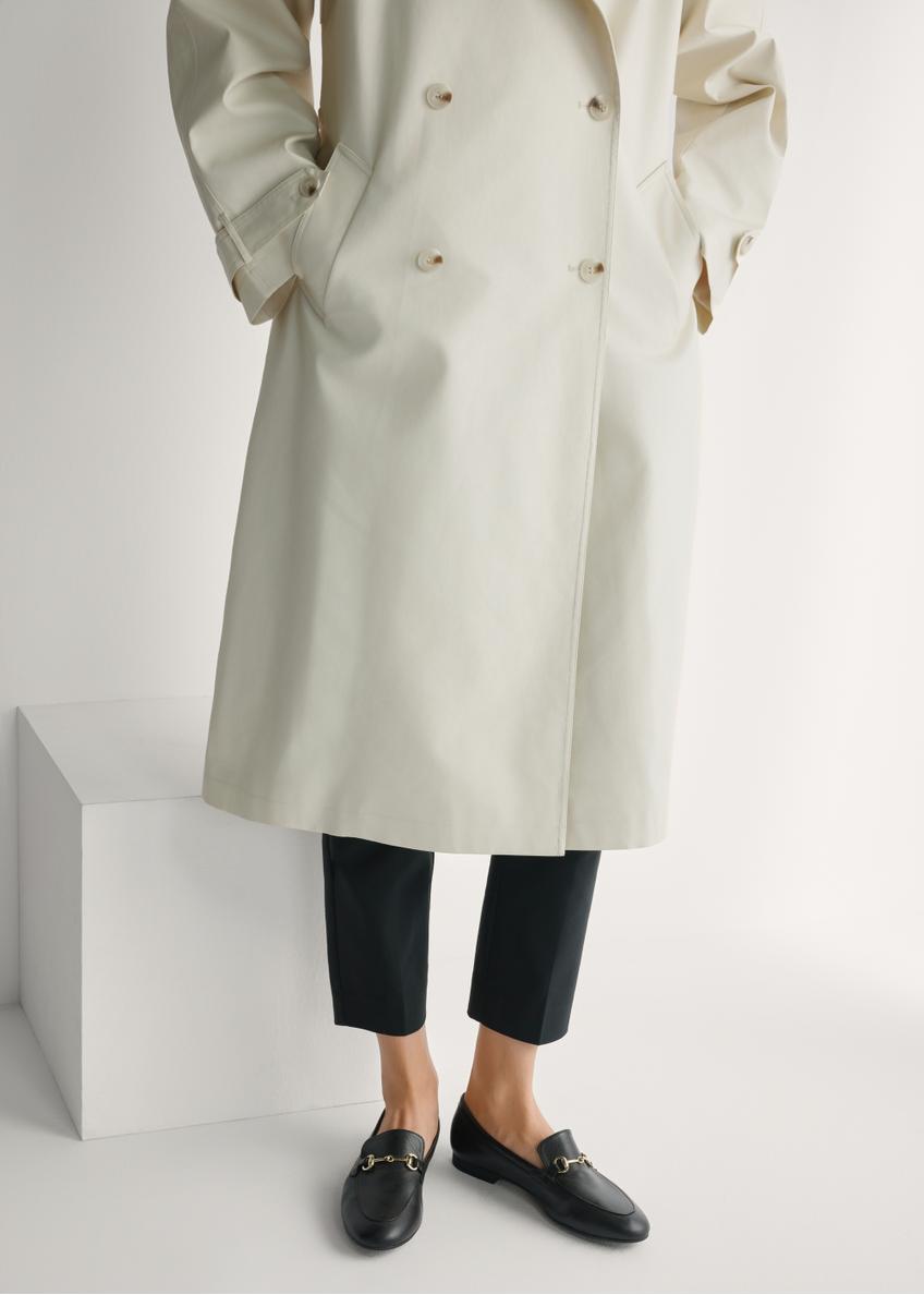 Жіночі чорні шкіряні мокасини BUTYD-0916A-99(W26), вигляд виробу спереду на ногах моделі.