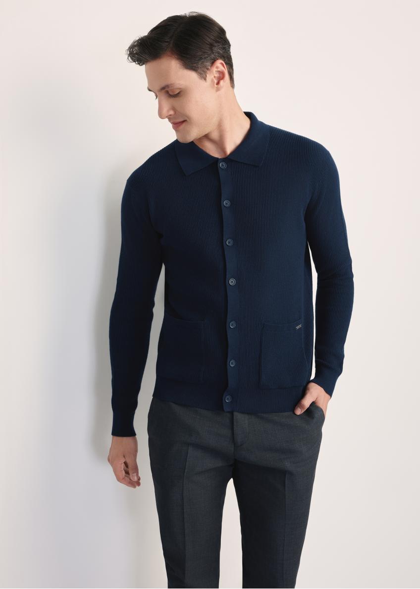 Темно-синій чоловічий кардиган KARMT-0004-68(Z25), вигляд виробу спереду на моделі. Видно половину силуету.