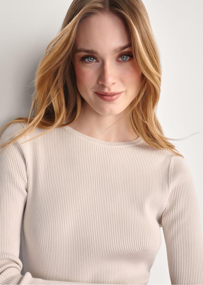 Світло-бежева жіноча сукня з лонгслівом LSLDT-0028-80(Z 25), крупний план деталі виробу на моделі.