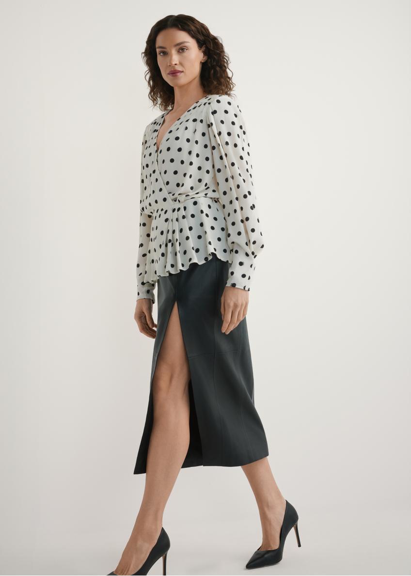 Жіноча кремова блузка в горошок BLUDT-0204-0P(W26), вигляд виробу спереду на моделі. Видно все тіло.