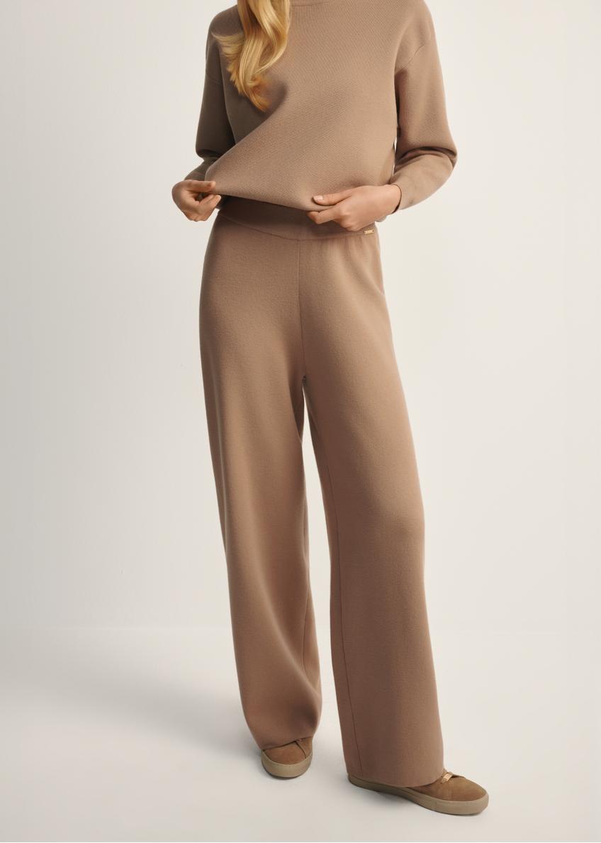 Жіночі штани з віскози верблюжого кольору SPODT-0116-24(Z25), вигляд виробу спереду на моделі. Видно половину силуету.
