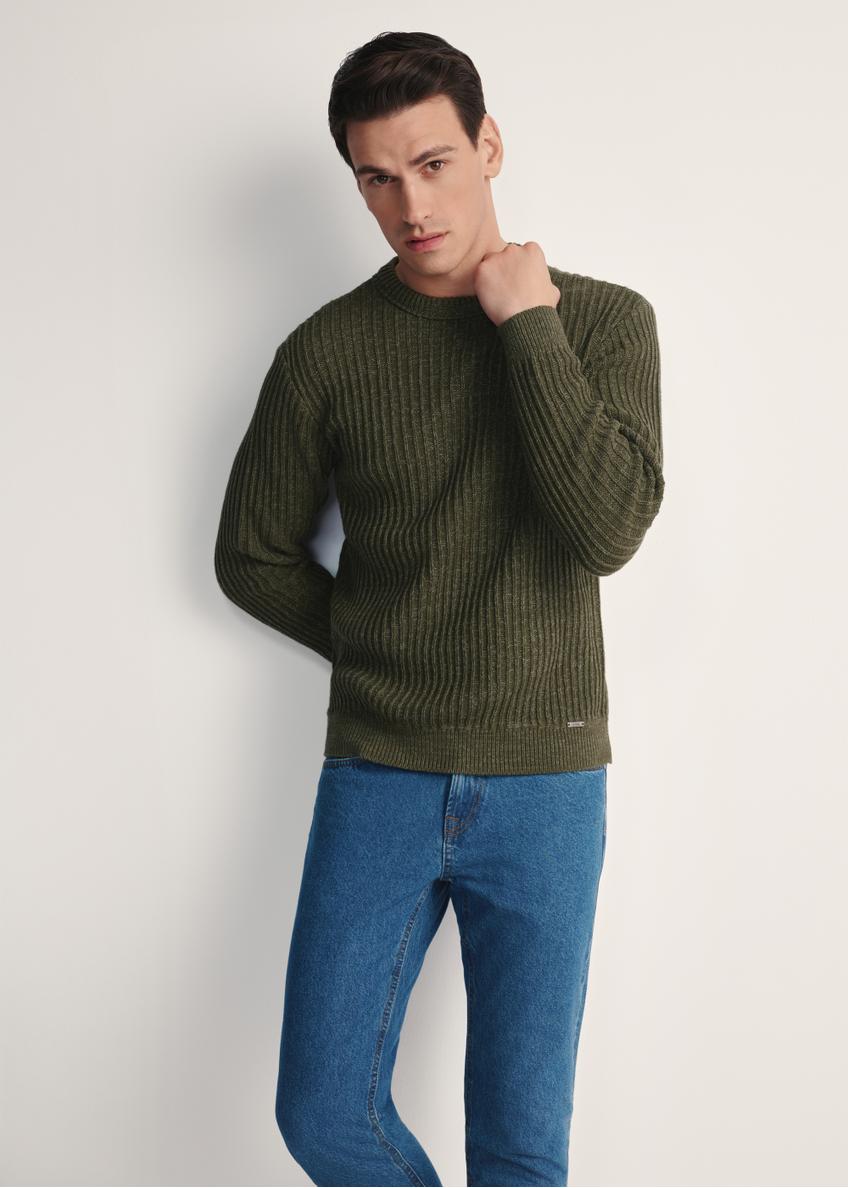 Чоловічий светр кольору хакі SWEMT-0183-55(Z25), вигляд виробу спереду на моделі. Видно половину силуету.
