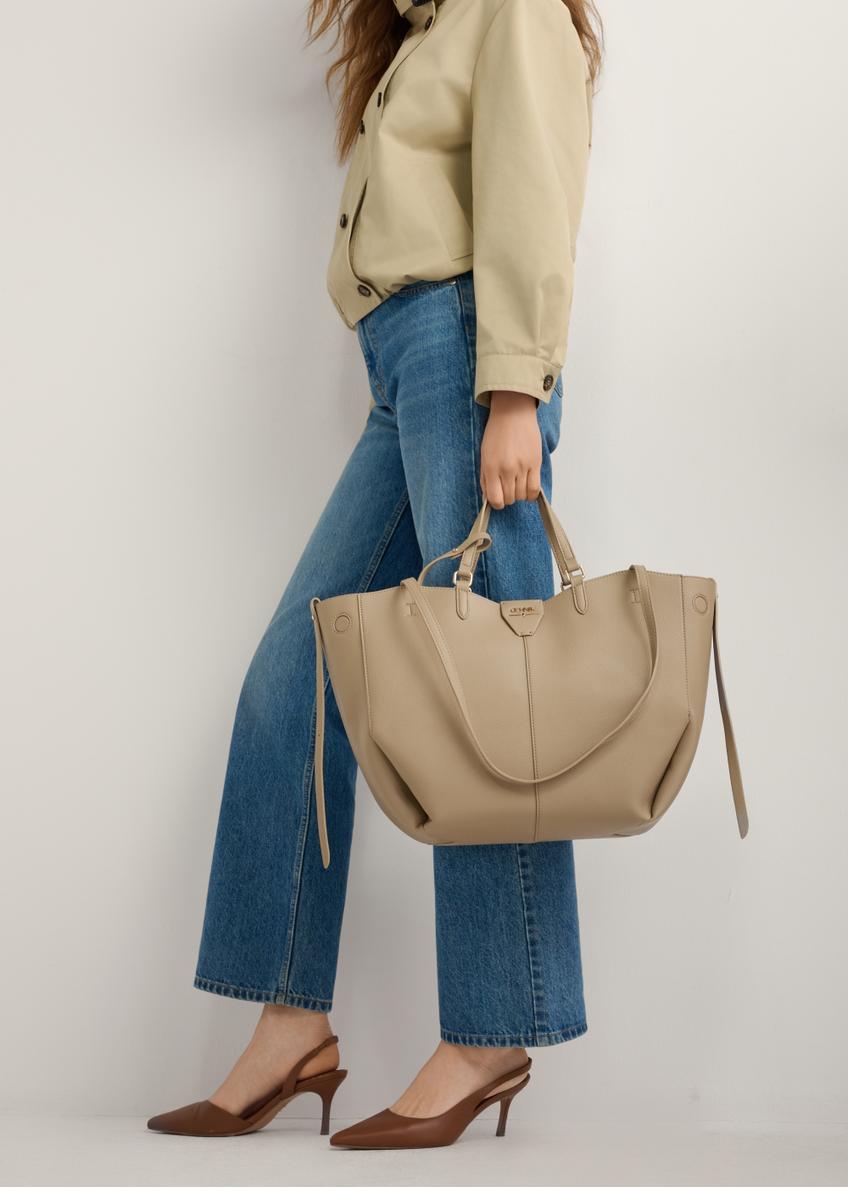 Коричневі туфлі на відкритій підборах BUTYD-1078A-1D(W26), вигляд виробу збоку на ногах моделі, на світлому фоні.