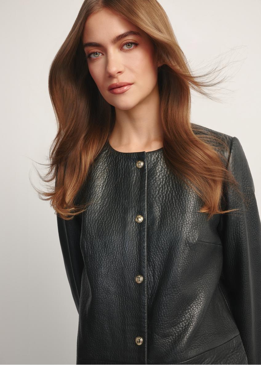 Чорна жіноча шкіряна куртка KURDS-0583-99(W26), крупний план деталі виробу на силуеті моделі.