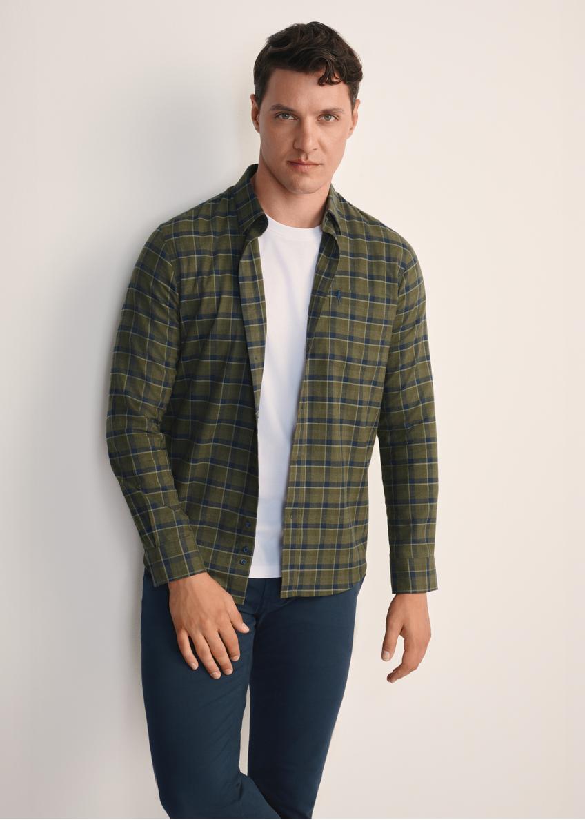 Чоловіча картата сорочка кольору хакі KOSMT-0333-55(Z25), вигляд виробу спереду на моделі. Видно половину силуету.