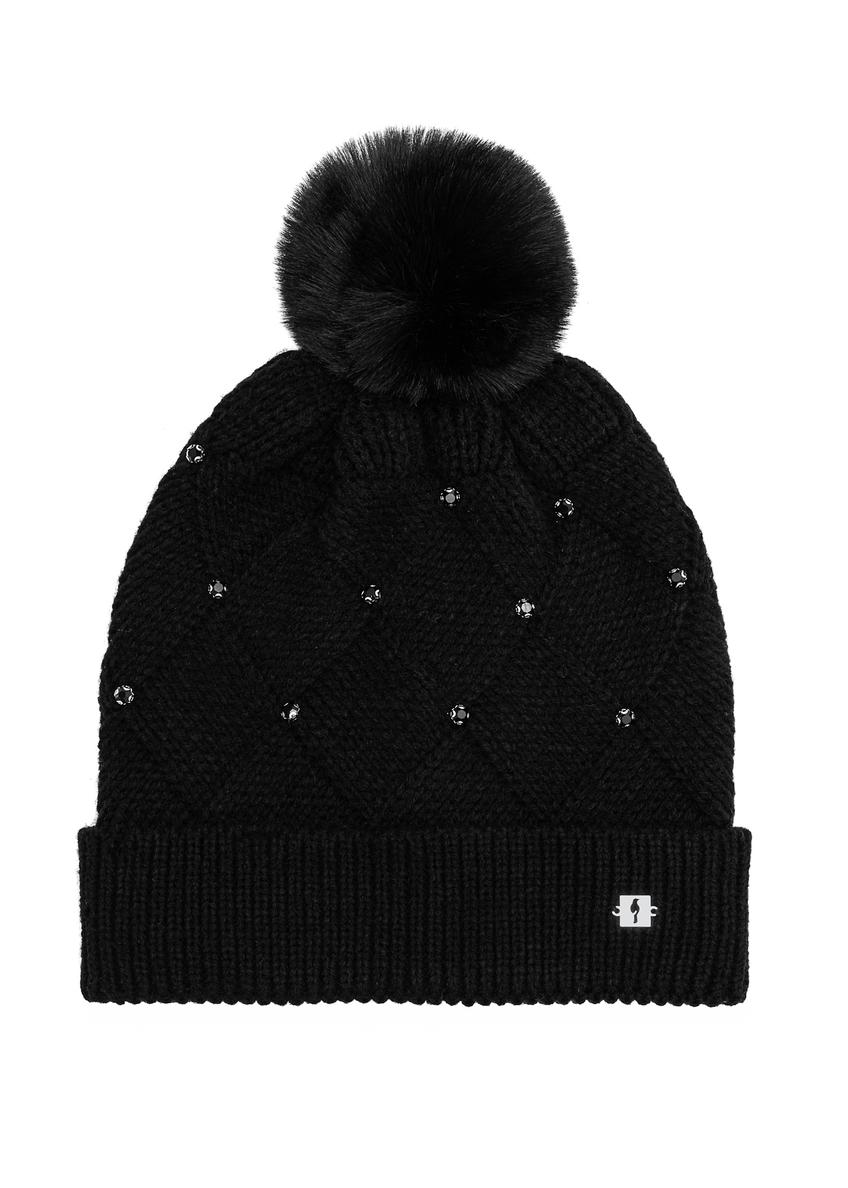 Чорна жіноча шапка зі стразами CZADT-0213-99(Z25), вигляд виробу спереду на білому фоні.