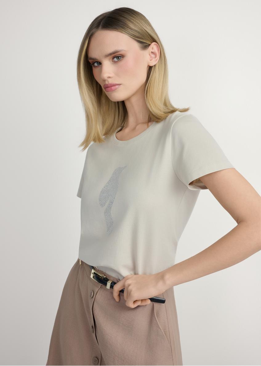 Світло-бежева жіноча футболка з логотипом TSHDT-0157-1A(W26), вигляд виробу спереду на моделі. Видно половину силуету.