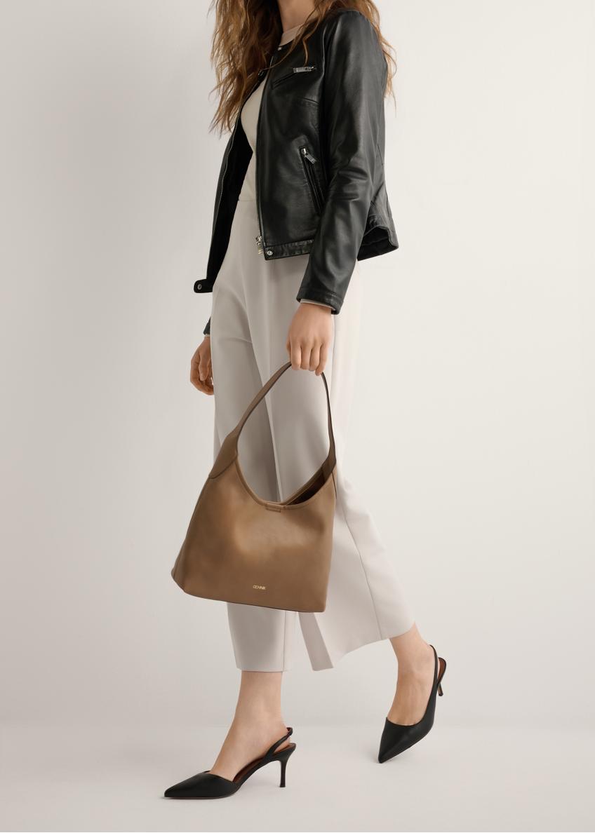 Чорні шкіряні туфлі на підборах BUTYD-1078A-99(W26), вигляд виробу збоку на ногах моделі, на світлому фоні.