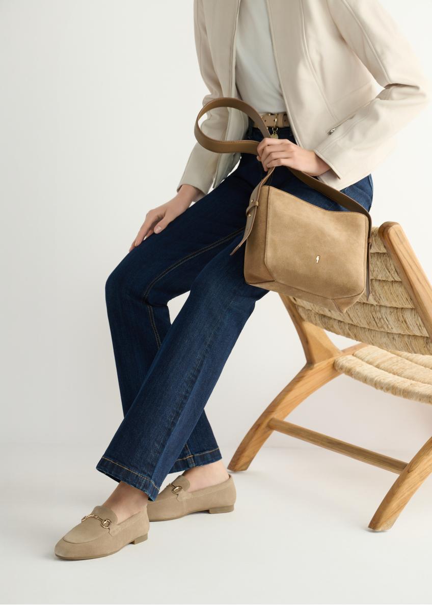 Темно-бежеві замшеві жіночі мокасини BUTYD-1257-1K(W26), вигляд виробу збоку на ногах моделі.