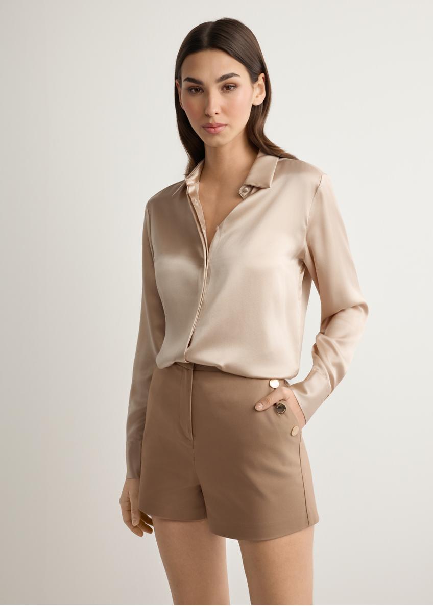 Жіночі елегантні шорти верблюжого кольору SZODT-0018-1D(W26), вигляд виробу спереду на моделі. Видно половину силуету.