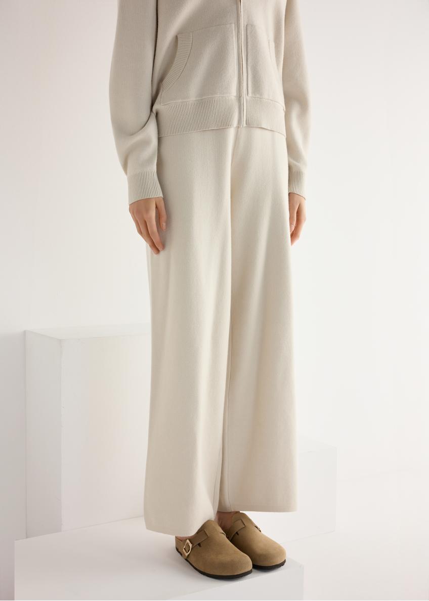 Zamszowe klapki damskie w kolorze chłodnego beżu BUTYD-1267-1K(W26)