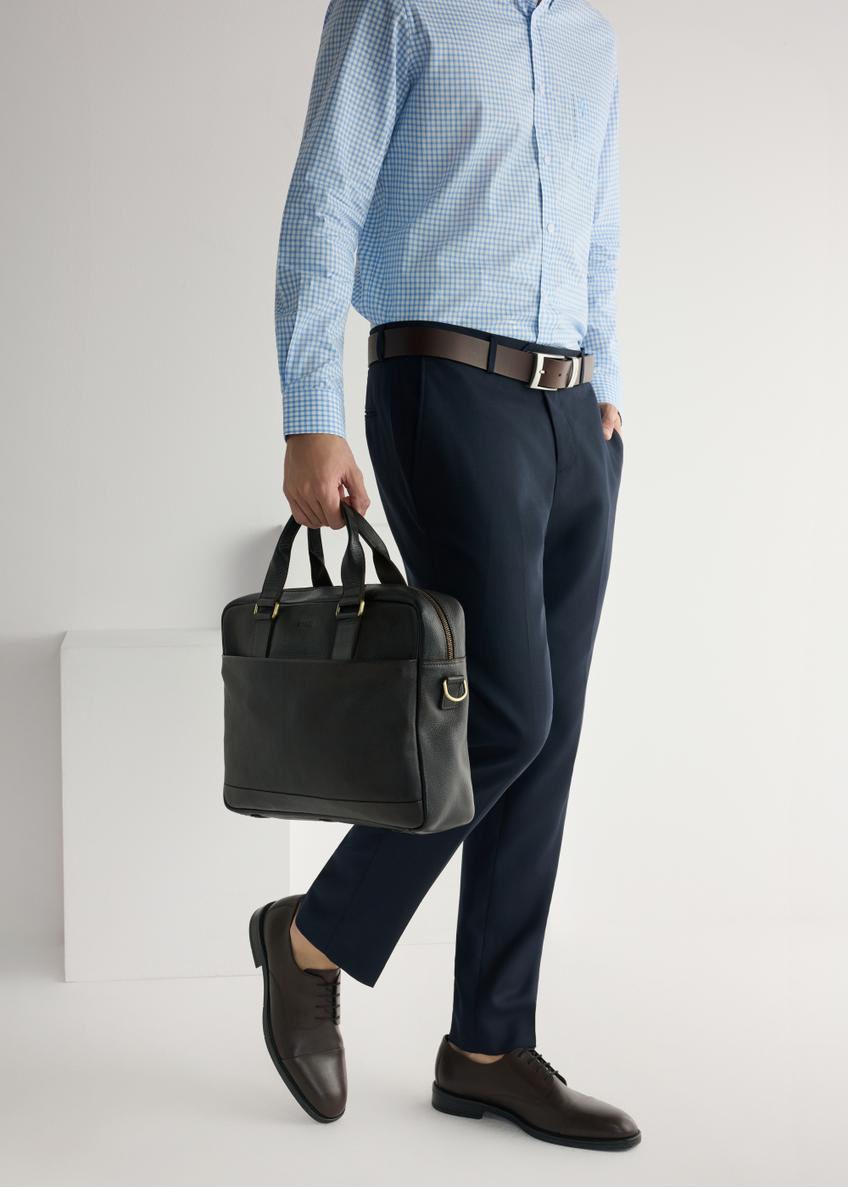 Чоловіче темно-коричневе шкіряне взуття BUTYM-0500-1I(W26), вигляд виробу збоку на ногах моделі.