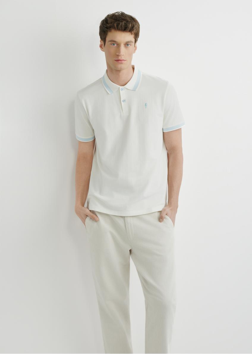 Біла сорочка-поло POLMT-0090-0B(W26), вигляд виробу спереду на моделі. Видно половину силуету.