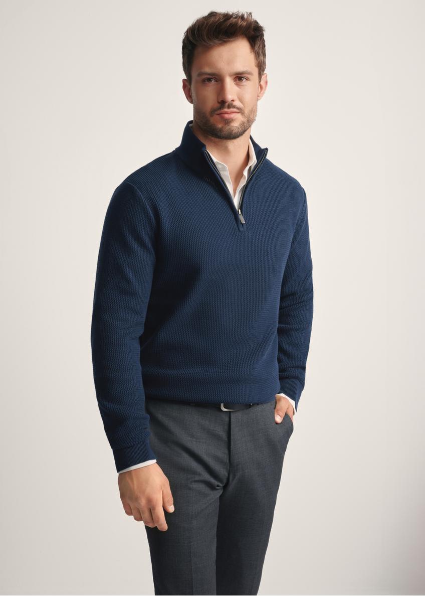 Чоловічий темно-синій светр на блискавці SWEMT-0167-68(Z25), вигляд виробу спереду на моделі. Видно половину силуету.