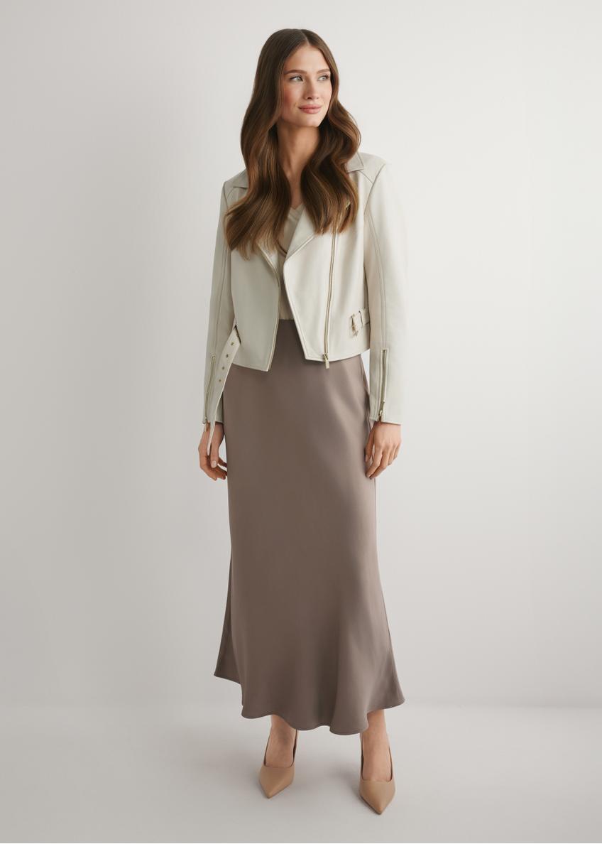 Коричнева жіноча спідниця SPCDT-0122-1K(W26), вигляд виробу спереду на моделі. Видно все тіло.
