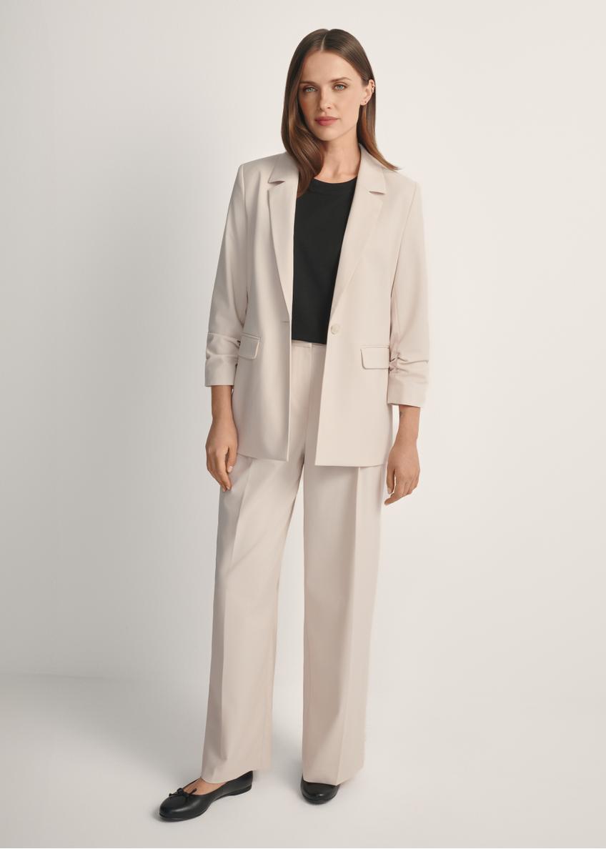 Світло-бежеві жіночі штани SPODT-0119-1A(W26), вигляд виробу спереду на моделі. Видно все тіло.