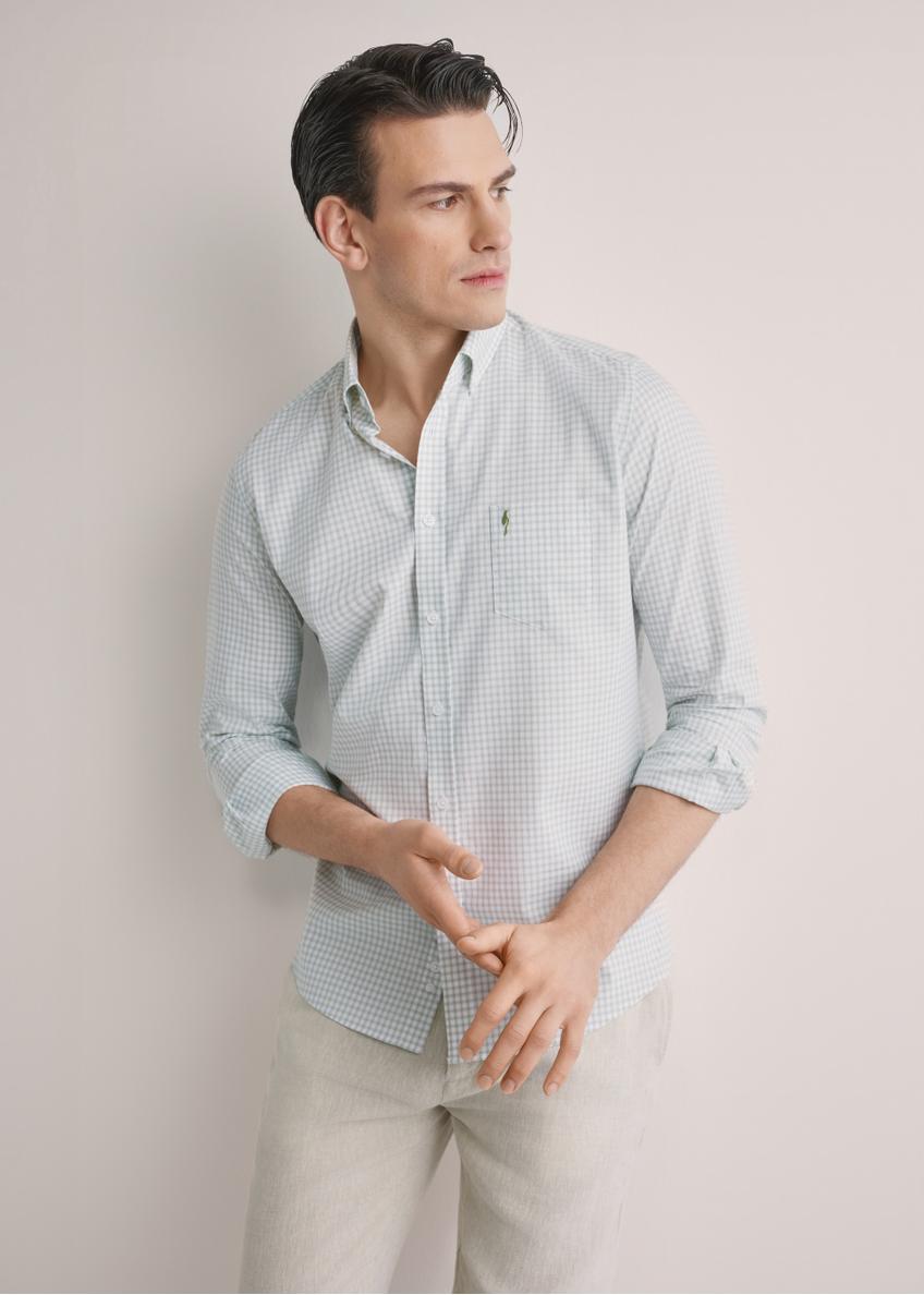 Чоловіча бавовняна сорочка в клітинку KOSMT-0277-8F(W26), вигляд виробу спереду на моделі. Видно половину силуету.