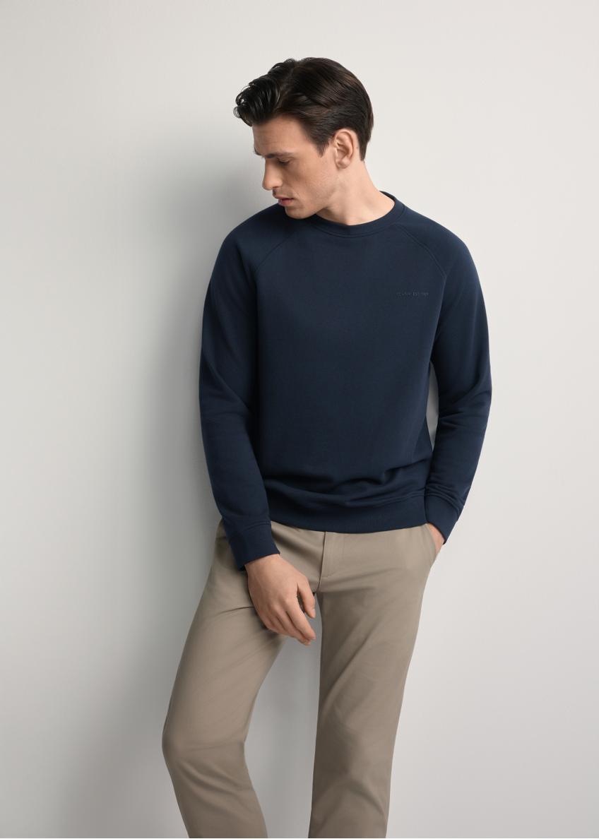 Чоловіча темно-синя бавовняна толстовка BLZMT-0076-68(Z25), вигляд виробу спереду на моделі. Видно половину силуету.