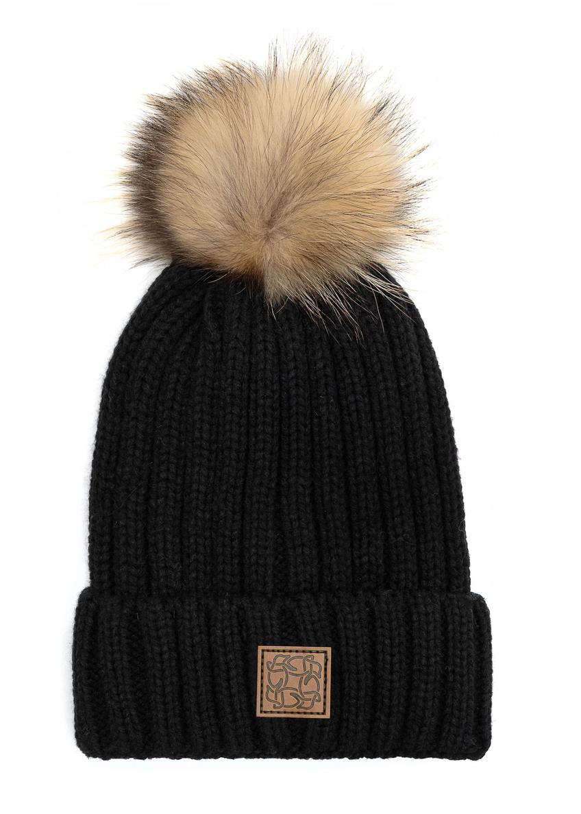 Чорна жіноча шапка з помпоном CZADT-0066A-99(Z25), вигляд виробу спереду на білому тлі.
