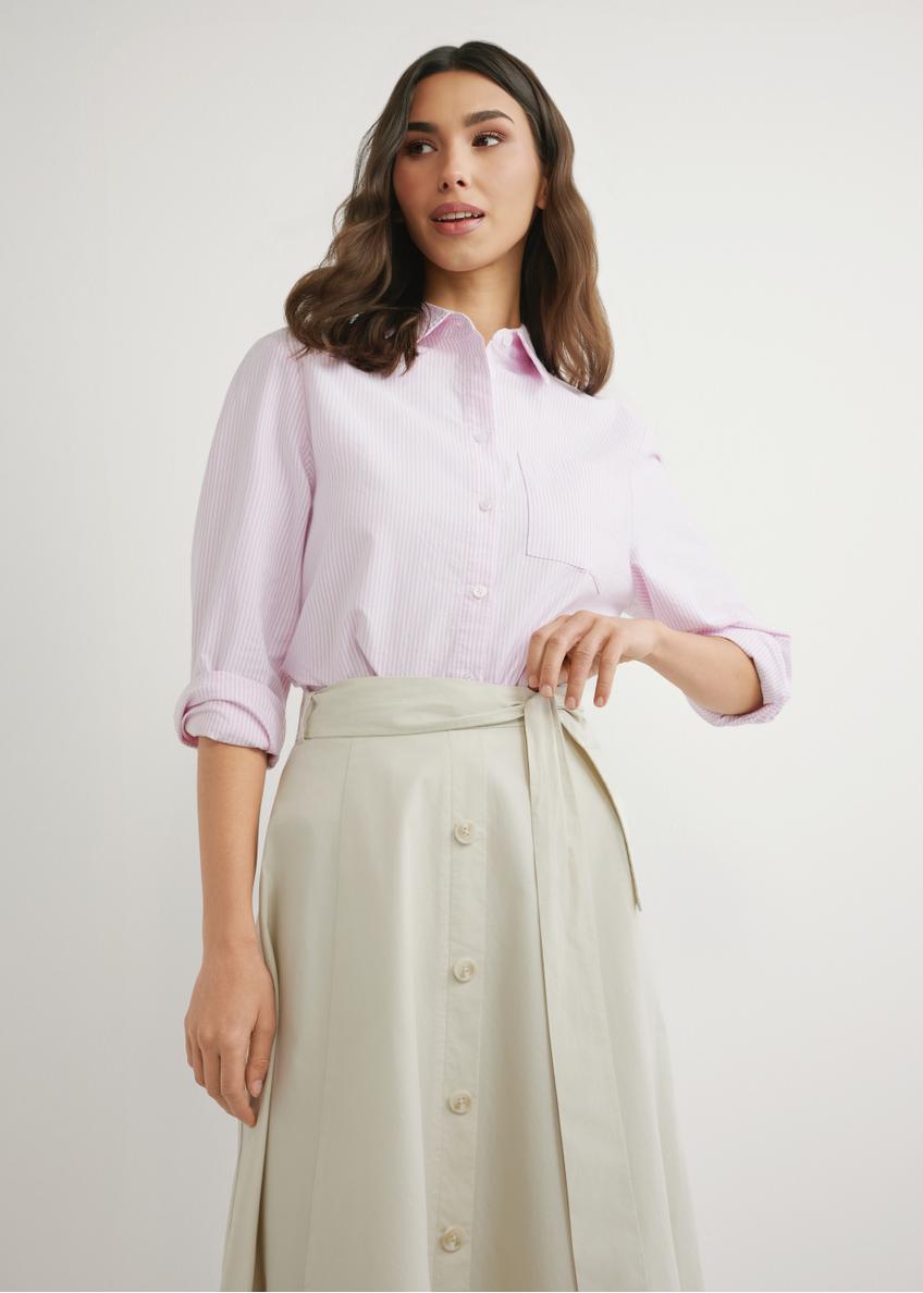 Жіноча смугаста бавовняна сорочка KOSDT-0184-5B(W26), вигляд виробу спереду на моделі. Видно половину силуету.