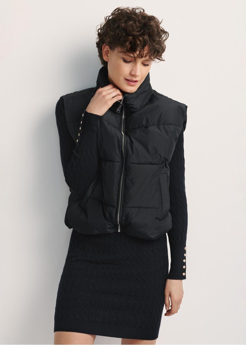 Чорний жіночий жилет KAMDT-0033-99(Z25), вигляд виробу спереду на моделі. Видно половину силуету.