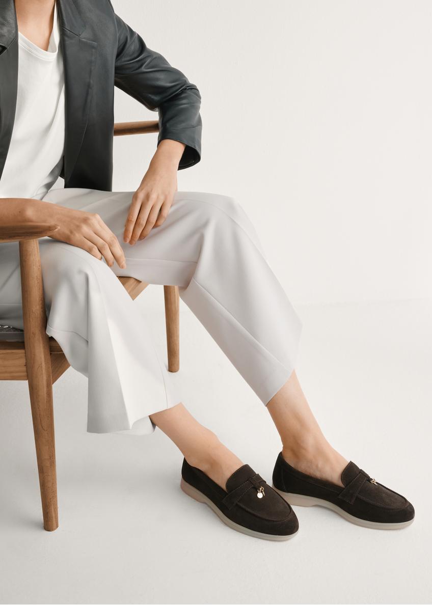 Жіночі темно-коричневі шкіряні мокасини BUTYD-1256-1I(W26), вигляд виробу збоку на ногах моделі.