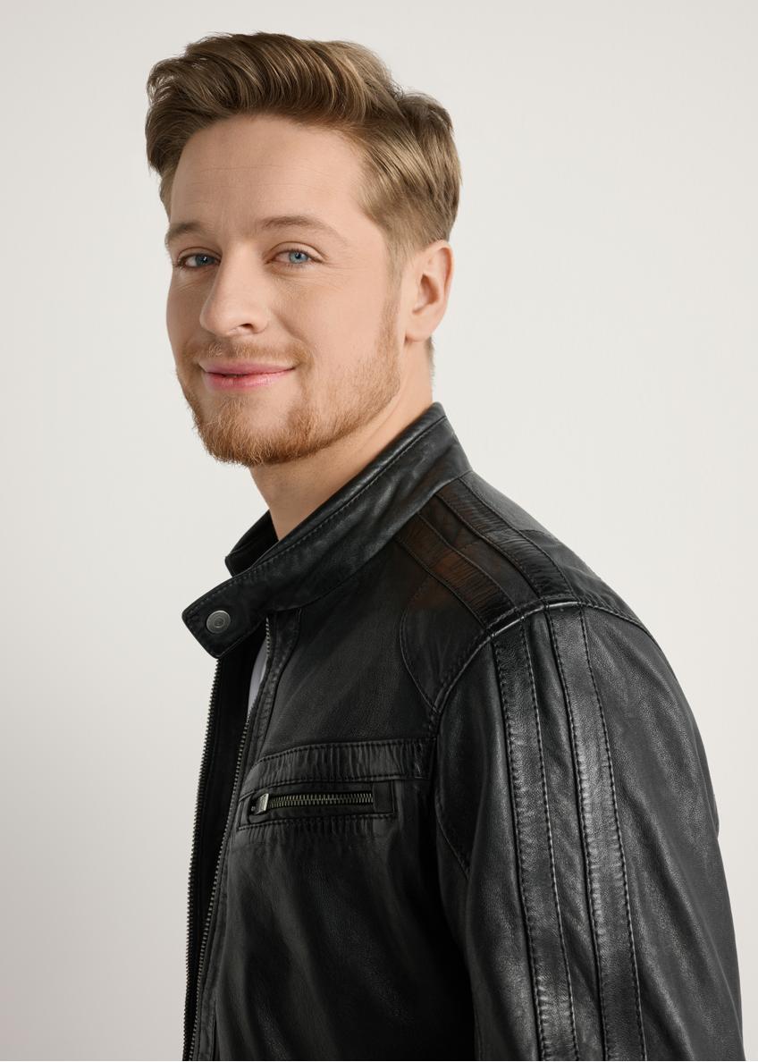 Шкіряна чоловіча куртка чорного кольору KURMS-0397-99(W26)