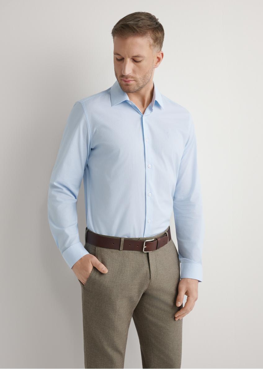 Світло-блакитна чоловіча смугаста сорочка KOSMT-0357-7A(W26), вигляд виробу спереду на моделі. Видно половину силуету.