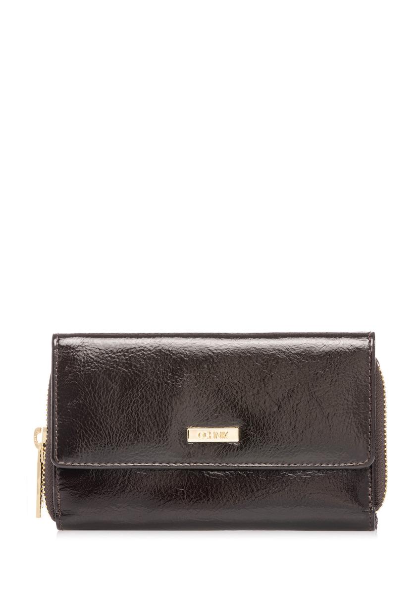 Жіночий гаманець темно-коричневого кольору PORES-0987-1I(W26), вигляд спереду на білому тлі.