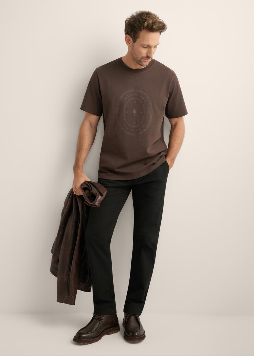 Чоловіча коричнева бавовняна футболка з принтом TSHMT-0152-1I(Z26), вигляд виробу спереду на моделі. Видно все тіло.