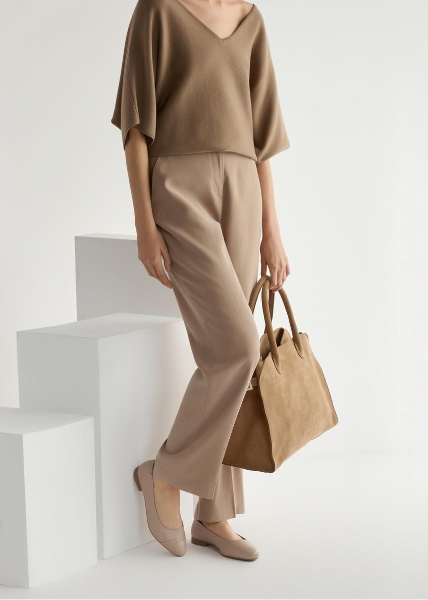 Жіночі бежеві шкіряні балетки BUTYD-1245-1B(W26), вигляд виробу збоку на ногах моделі.