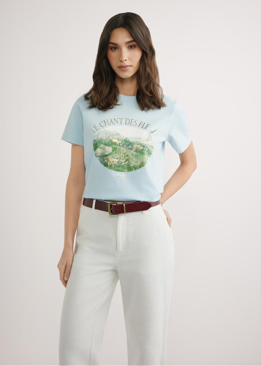 Синя жіноча футболка з принтом TSHDT-0159-7A(W26), вигляд виробу спереду на моделі. Видно половину силуету.