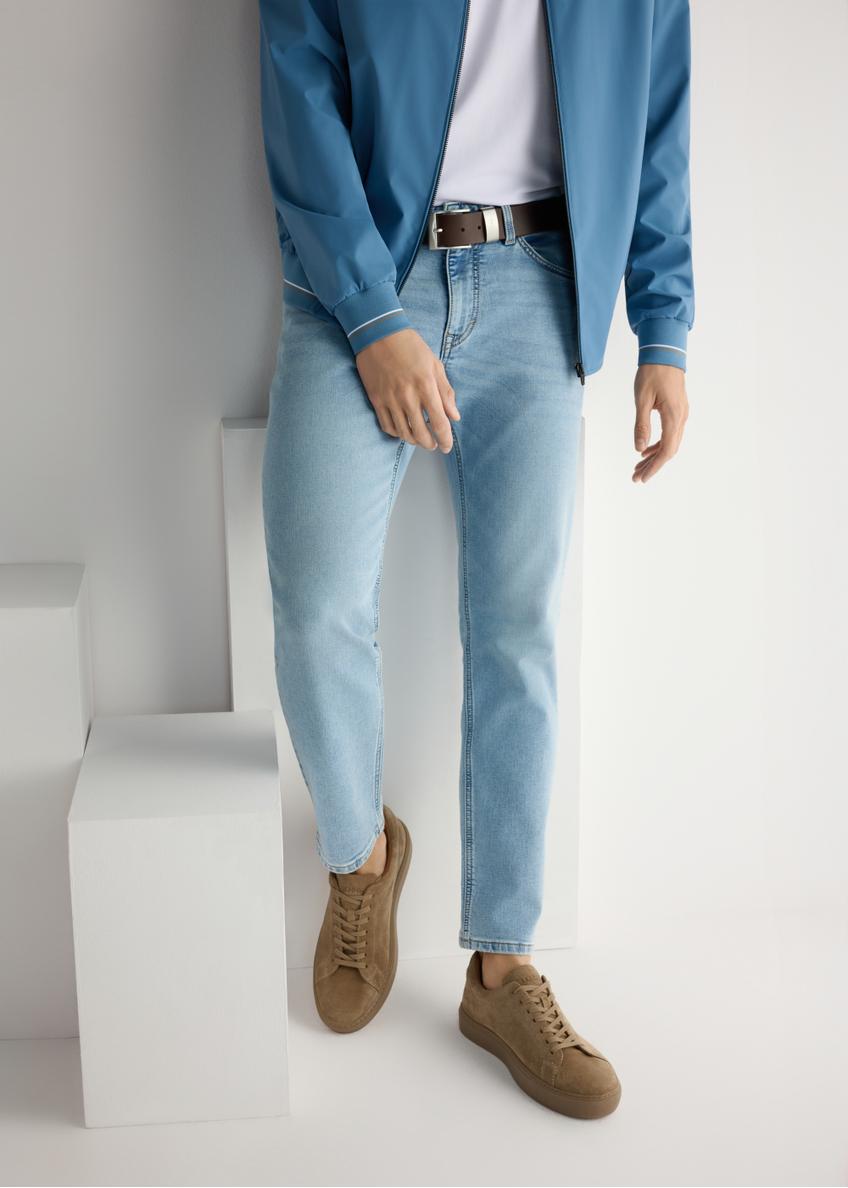 Чоловіче шкіряне взуття холодного бежевого кольору BUTYM-0503A-1K(W26), вигляд виробу спереду на ногах моделі.