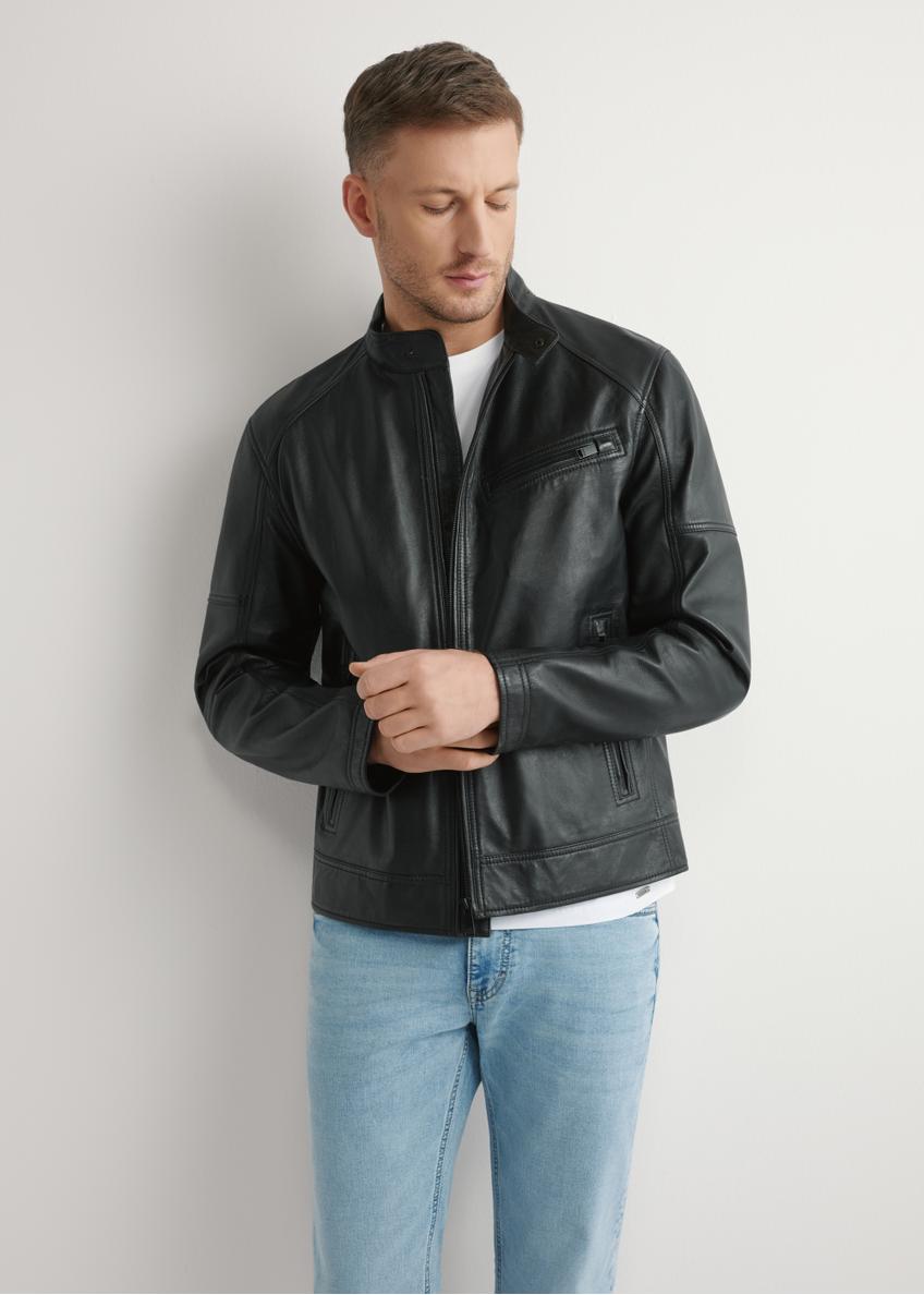 Чорна чоловіча шкіряна куртка KURMS-0400-99(W26), вигляд виробу спереду на моделі. Видно половину силуету.