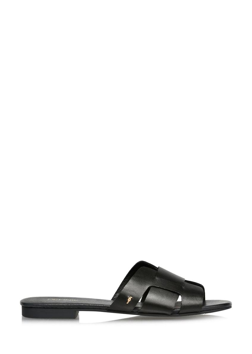 Чорні жіночі шльопанці з тасьмою BUTYD-0904D-99(W26), вигляд виробу збоку на білому фоні.