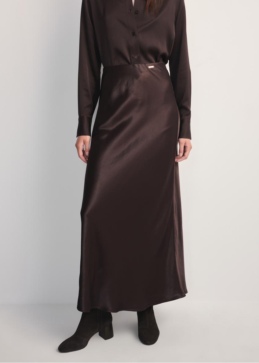 Шоколадна довга жіноча спідниця SPCDT-0117-90(Z25), вигляд виробу спереду на моделі. Видно половину силуету.