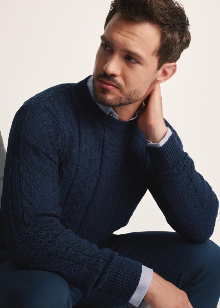 Темно-синій чоловічий светр SWEMT-0179-68(Z25), крупний план деталі виробу на моделі на світлому фоні.