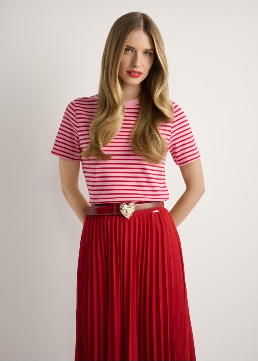 Жіноча рожева футболка в смужку TSHDT-0150-5P(W26), вигляд виробу спереду на моделі. Видно половину силуету.