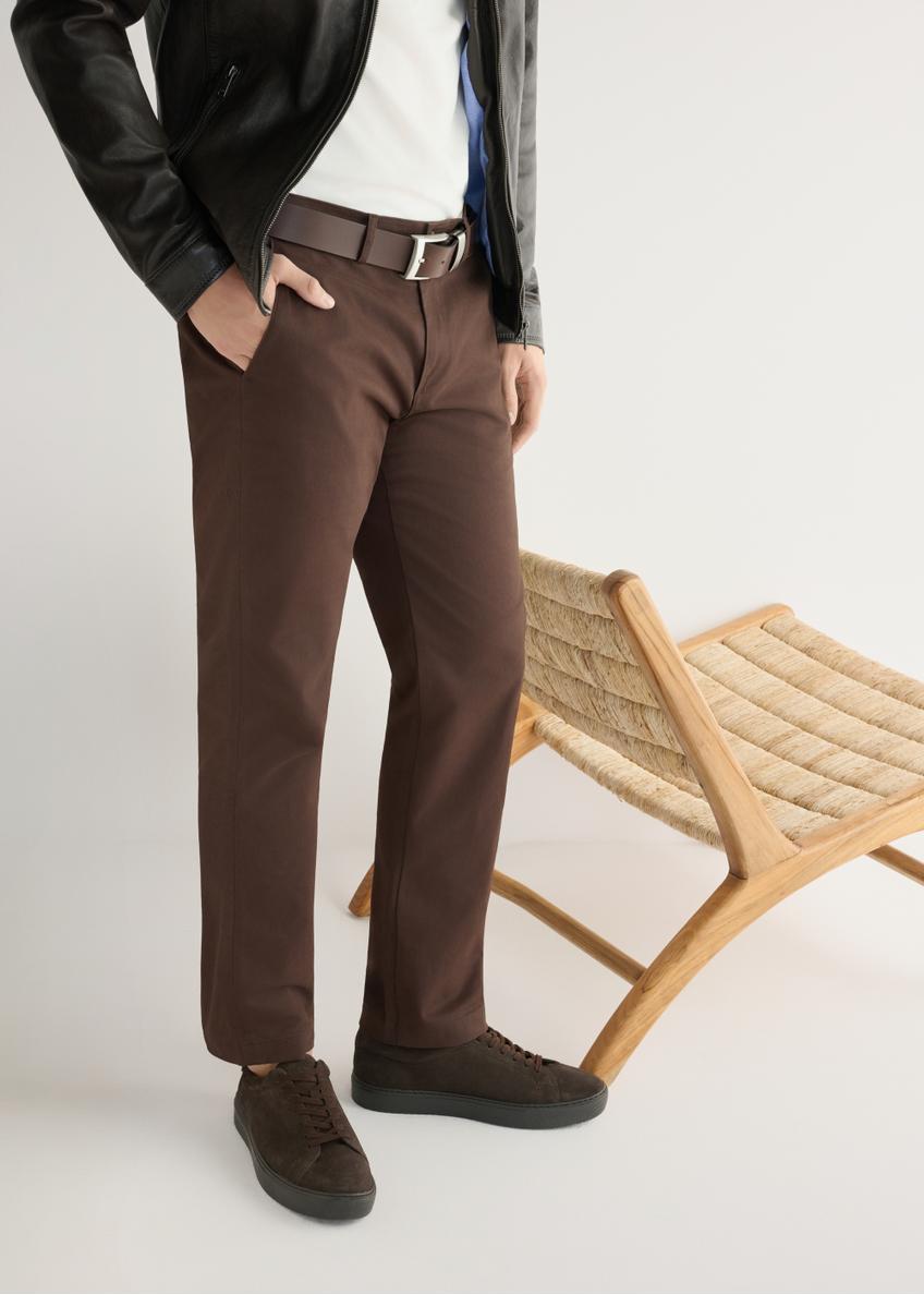 Темно-коричневе шкіряне спортивне взуття BUTYM-0503A-1I(W26), вигляд виробу збоку на ногах моделі.